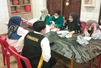 Petugas kesehatan melakukan pemeriksaan tekanan darah dan skrining kesehatan kepada peserta sebelum mengikuti kegiatan donor darah PERMABUDHI Sulawesi Selatan di Vihara Sasanadipa, Makassar, Minggu (24/5/2026). Foto: Pribadi