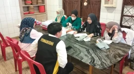 Petugas kesehatan melakukan pemeriksaan tekanan darah dan skrining kesehatan kepada peserta sebelum mengikuti kegiatan donor darah PERMABUDHI Sulawesi Selatan di Vihara Sasanadipa, Makassar, Minggu (24/5/2026). Foto: Pribadi