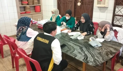 Petugas kesehatan melakukan pemeriksaan tekanan darah dan skrining kesehatan kepada peserta sebelum mengikuti kegiatan donor darah PERMABUDHI Sulawesi Selatan di Vihara Sasanadipa, Makassar, Minggu (24/5/2026). Foto: Pribadi