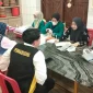 Petugas kesehatan melakukan pemeriksaan tekanan darah dan skrining kesehatan kepada peserta sebelum mengikuti kegiatan donor darah PERMABUDHI Sulawesi Selatan di Vihara Sasanadipa, Makassar, Minggu (24/5/2026). Foto: Pribadi