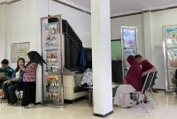 Sejumlah pasangan suami istri menunggu antrean layanan Keluarga Berencana (KB) di Pusyangatra, Jalan Airlangga, Surabaya, awal Mei 2025. Foto: Pribadi