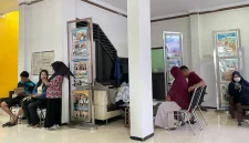 Sejumlah pasangan suami istri menunggu antrean layanan Keluarga Berencana (KB) di Pusyangatra, Jalan Airlangga, Surabaya, awal Mei 2025. Foto: Pribadi