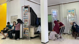 Sejumlah pasangan suami istri menunggu antrean layanan Keluarga Berencana (KB) di Pusyangatra, Jalan Airlangga, Surabaya, awal Mei 2025. Foto: Pribadi