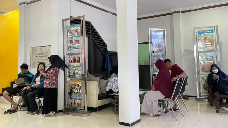 Sejumlah pasangan suami istri menunggu antrean layanan Keluarga Berencana (KB) di Pusyangatra, Jalan Airlangga, Surabaya, awal Mei 2025. Foto: Pribadi