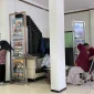 Sejumlah pasangan suami istri menunggu antrean layanan Keluarga Berencana (KB) di Pusyangatra, Jalan Airlangga, Surabaya, awal Mei 2025. Foto: Pribadi