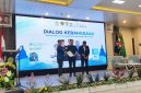 Prosesi penyerahan penghargaan dan pengangkatan Dewan Kehormatan DPD GEMABUDHI Sulawesi Selatan dalam rangkaian Dialog Kebangsaan bertema “Aktualisasi Nilai Universal Waisak dan Pancasila demi Keutuhan NKRI” di Aula Kantor Kementerian Agama Provinsi Sulawesi Selatan, Jumat (29/5/2026). Foto: Pribadi