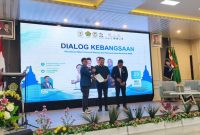 Prosesi penyerahan penghargaan dan pengangkatan Dewan Kehormatan DPD GEMABUDHI Sulawesi Selatan dalam rangkaian Dialog Kebangsaan bertema “Aktualisasi Nilai Universal Waisak dan Pancasila demi Keutuhan NKRI” di Aula Kantor Kementerian Agama Provinsi Sulawesi Selatan, Jumat (29/5/2026). Foto: Pribadi