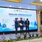 Prosesi penyerahan penghargaan dan pengangkatan Dewan Kehormatan DPD GEMABUDHI Sulawesi Selatan dalam rangkaian Dialog Kebangsaan bertema “Aktualisasi Nilai Universal Waisak dan Pancasila demi Keutuhan NKRI” di Aula Kantor Kementerian Agama Provinsi Sulawesi Selatan, Jumat (29/5/2026). Foto: Pribadi