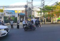 Anggota DPD GEMABUDHI Sulawesi Selatan membagikan paket snack box kepada pengguna jalan di Kota Makassar dalam rangka peringatan Hari Raya Vesak 2026. Aksi sosial tersebut menjadi wujud kepedulian dan semangat berbagi pemuda Buddhis kepada masyarakat, Kamis (29/5/2026). Foto: Pribadi