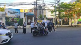Anggota DPD GEMABUDHI Sulawesi Selatan membagikan paket snack box kepada pengguna jalan di Kota Makassar dalam rangka peringatan Hari Raya Vesak 2026. Aksi sosial tersebut menjadi wujud kepedulian dan semangat berbagi pemuda Buddhis kepada masyarakat, Kamis (29/5/2026). Foto: Pribadi