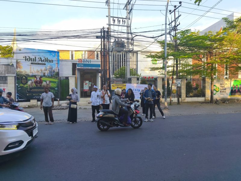 Anggota DPD GEMABUDHI Sulawesi Selatan membagikan paket snack box kepada pengguna jalan di Kota Makassar dalam rangka peringatan Hari Raya Vesak 2026. Aksi sosial tersebut menjadi wujud kepedulian dan semangat berbagi pemuda Buddhis kepada masyarakat, Kamis (29/5/2026). Foto: Pribadi