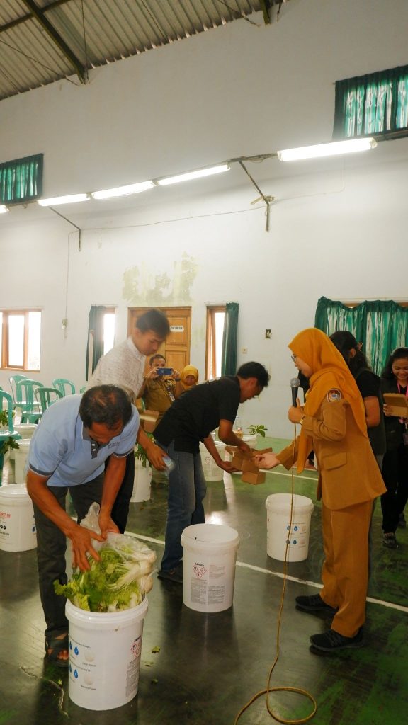 Demonstrasi pembuatan pupuk kompos. (Sumber: Dokumentasi Pribadi Tim Hibah MBKM Desa Segorogunung)