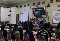 Diskusi publik yang digelar Aliansi BEM Solo di Aula Gedung Perpustakaan Universitas Bangun Nusantara (Univet) Sukoharjo, Senin (22/6/2026), dihadiri perwakilan mahasiswa dari berbagai kampus di Solo Raya. Forum bertajuk “Menjawab Kepemimpinan Pemuda: Mengawal Ekonomi Kerakyatan, Merawat Ruang Demokrasi” itu menjadi ruang konsolidasi sekaligus mendorong transformasi gerakan mahasiswa agar lebih adaptif melalui pemanfaatan ruang digital. (Foto: Dok Pribadi)