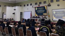 Diskusi publik yang digelar Aliansi BEM Solo di Aula Gedung Perpustakaan Universitas Bangun Nusantara (Univet) Sukoharjo, Senin (22/6/2026), dihadiri perwakilan mahasiswa dari berbagai kampus di Solo Raya. Forum bertajuk “Menjawab Kepemimpinan Pemuda: Mengawal Ekonomi Kerakyatan, Merawat Ruang Demokrasi” itu menjadi ruang konsolidasi sekaligus mendorong transformasi gerakan mahasiswa agar lebih adaptif melalui pemanfaatan ruang digital. (Foto: Dok Pribadi)