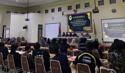 Diskusi publik yang digelar Aliansi BEM Solo di Aula Gedung Perpustakaan Universitas Bangun Nusantara (Univet) Sukoharjo, Senin (22/6/2026), dihadiri perwakilan mahasiswa dari berbagai kampus di Solo Raya. Forum bertajuk “Menjawab Kepemimpinan Pemuda: Mengawal Ekonomi Kerakyatan, Merawat Ruang Demokrasi” itu menjadi ruang konsolidasi sekaligus mendorong transformasi gerakan mahasiswa agar lebih adaptif melalui pemanfaatan ruang digital. (Foto: Dok Pribadi)