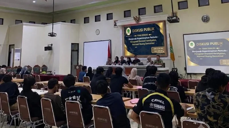 Diskusi publik yang digelar Aliansi BEM Solo di Aula Gedung Perpustakaan Universitas Bangun Nusantara (Univet) Sukoharjo, Senin (22/6/2026), dihadiri perwakilan mahasiswa dari berbagai kampus di Solo Raya. Forum bertajuk “Menjawab Kepemimpinan Pemuda: Mengawal Ekonomi Kerakyatan, Merawat Ruang Demokrasi” itu menjadi ruang konsolidasi sekaligus mendorong transformasi gerakan mahasiswa agar lebih adaptif melalui pemanfaatan ruang digital. (Foto: Dok Pribadi)