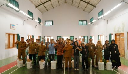 Foto bersama peserta dan mahasiswa Tim Hibah MBKM Desa Segorogunung Pendidikan Geografi FKIP UNS. (Sumber: Dokumentasi Pribadi Tim Hibah MBKM Desa Segorogunung)