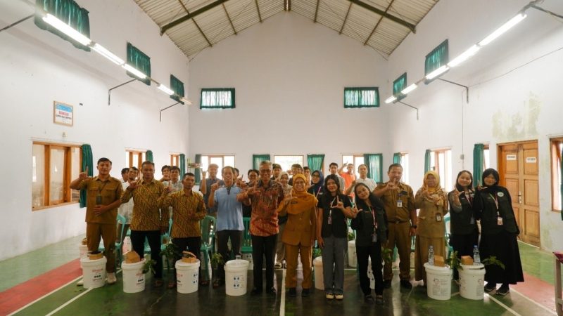 Foto bersama peserta dan mahasiswa Tim Hibah MBKM Desa Segorogunung Pendidikan Geografi FKIP UNS. (Sumber: Dokumentasi Pribadi Tim Hibah MBKM Desa Segorogunung)