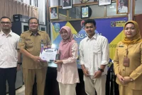 Mahasiswa Administrasi Negara Untag Surabaya dalam kegiatan pendukung kerja sama kelembagaan bersama Balai Pelayanan dan Rehabilitasi Sosial PMKS Sidoarjo. (doc. pribadi)