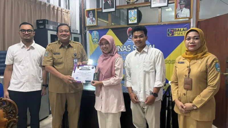 Mahasiswa Administrasi Negara Untag Surabaya dalam kegiatan pendukung kerja sama kelembagaan bersama Balai Pelayanan dan Rehabilitasi Sosial PMKS Sidoarjo. (doc. pribadi)