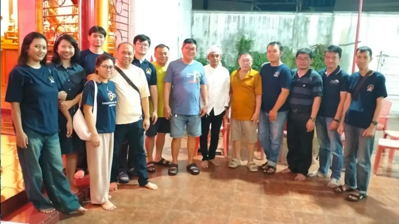 Pengurus, anggota, dan pembina GEMABUDHI Sulawesi Selatan berfoto bersama usai mengikuti kegiatan Bergema Temple Explorer dan sembahyang bersama di Cetiya Panca Dharma Selatan, Makassar, Sabtu (13/6/2026). Foto: Pribadi