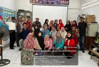 Peserta Program Sekolah Lansia Tangguh (Selantang) berfoto bersama usai mengikuti kegiatan edukasi dan pemberdayaan lansia di Kecamatan Sukolilo, Surabaya, Sabtu (11/4/2026). Foto: Pribadi