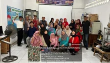Peserta Program Sekolah Lansia Tangguh (Selantang) berfoto bersama usai mengikuti kegiatan edukasi dan pemberdayaan lansia di Kecamatan Sukolilo, Surabaya, Sabtu (11/4/2026). Foto: Pribadi