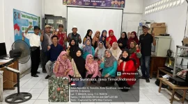 Peserta Program Sekolah Lansia Tangguh (Selantang) berfoto bersama usai mengikuti kegiatan edukasi dan pemberdayaan lansia di Kecamatan Sukolilo, Surabaya, Sabtu (11/4/2026). Foto: Pribadi