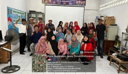 Peserta Program Sekolah Lansia Tangguh (Selantang) berfoto bersama usai mengikuti kegiatan edukasi dan pemberdayaan lansia di Kecamatan Sukolilo, Surabaya, Sabtu (11/4/2026). Foto: Pribadi