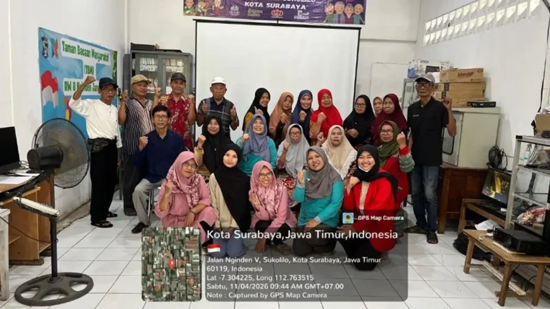 Peserta Program Sekolah Lansia Tangguh (Selantang) berfoto bersama usai mengikuti kegiatan edukasi dan pemberdayaan lansia di Kecamatan Sukolilo, Surabaya, Sabtu (11/4/2026). Foto: Pribadi