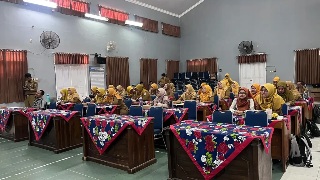 Peserta dari 34 sekolah dasar negeri dan swasta di Kecamatan Cilacap Utara mengikuti pelatihan penyusunan modul kokurikuler dan pengembangan buku digital berbasis Socioscientific Issues (SSI) yang diselenggarakan Program Studi S1 dan S2 PGSD Kebumen FKIP Universitas Sebelas Maret (UNS) bekerja sama dengan KKG Kecamatan Cilacap Utara. (Dok. PGSD Kebumen FKIP UNS)