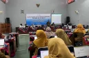 Pemateri saat memberikan pelatihan penyusunan modul kokurikuler dan pengembangan buku digital berbasis Socioscientific Issues (SSI) kepada peserta dari 34 sekolah dasar negeri dan swasta di Kecamatan Cilacap Utara yang diselenggarakan Program Studi S1 dan S2 PGSD Kebumen FKIP Universitas Sebelas Maret (UNS) bekerja sama dengan KKG Kecamatan Cilacap Utara. (Dok. PGSD Kebumen FKIP UNS)
