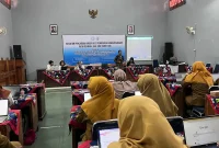 Pemateri saat memberikan pelatihan penyusunan modul kokurikuler dan pengembangan buku digital berbasis Socioscientific Issues (SSI) kepada peserta dari 34 sekolah dasar negeri dan swasta di Kecamatan Cilacap Utara yang diselenggarakan Program Studi S1 dan S2 PGSD Kebumen FKIP Universitas Sebelas Maret (UNS) bekerja sama dengan KKG Kecamatan Cilacap Utara. (Dok. PGSD Kebumen FKIP UNS)