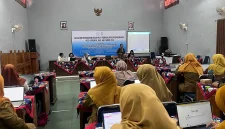 Pemateri saat memberikan pelatihan penyusunan modul kokurikuler dan pengembangan buku digital berbasis Socioscientific Issues (SSI) kepada peserta dari 34 sekolah dasar negeri dan swasta di Kecamatan Cilacap Utara yang diselenggarakan Program Studi S1 dan S2 PGSD Kebumen FKIP Universitas Sebelas Maret (UNS) bekerja sama dengan KKG Kecamatan Cilacap Utara. (Dok. PGSD Kebumen FKIP UNS)