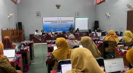 Pemateri saat memberikan pelatihan penyusunan modul kokurikuler dan pengembangan buku digital berbasis Socioscientific Issues (SSI) kepada peserta dari 34 sekolah dasar negeri dan swasta di Kecamatan Cilacap Utara yang diselenggarakan Program Studi S1 dan S2 PGSD Kebumen FKIP Universitas Sebelas Maret (UNS) bekerja sama dengan KKG Kecamatan Cilacap Utara. (Dok. PGSD Kebumen FKIP UNS)