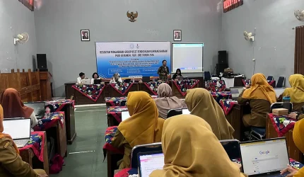 Pemateri saat memberikan pelatihan penyusunan modul kokurikuler dan pengembangan buku digital berbasis Socioscientific Issues (SSI) kepada peserta dari 34 sekolah dasar negeri dan swasta di Kecamatan Cilacap Utara yang diselenggarakan Program Studi S1 dan S2 PGSD Kebumen FKIP Universitas Sebelas Maret (UNS) bekerja sama dengan KKG Kecamatan Cilacap Utara. (Dok. PGSD Kebumen FKIP UNS)