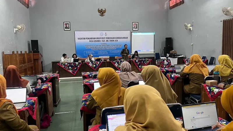 Pemateri saat memberikan pelatihan penyusunan modul kokurikuler dan pengembangan buku digital berbasis Socioscientific Issues (SSI) kepada peserta dari 34 sekolah dasar negeri dan swasta di Kecamatan Cilacap Utara yang diselenggarakan Program Studi S1 dan S2 PGSD Kebumen FKIP Universitas Sebelas Maret (UNS) bekerja sama dengan KKG Kecamatan Cilacap Utara. (Dok. PGSD Kebumen FKIP UNS)