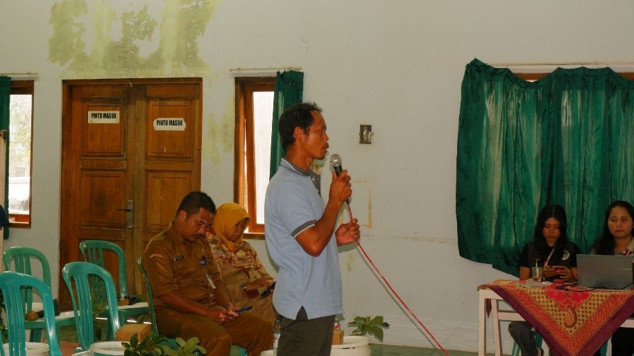 Peserta mengajukan pertanyaan kepada narasumber terkait pengelolaan sampah. (Sumber: Dokumentasi Pribadi Tim Hibah MBKM Desa Segorogunung)
