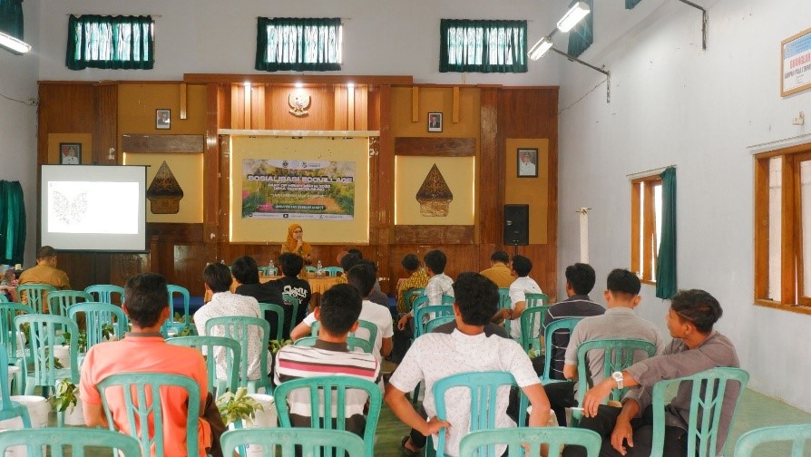 Sosialisasi oleh Pihak Dinas Lingkungan Hidup Kabupaten Karanganyar. (Sumber: Dokumentasi Pribadi Tim Hibah MBKM Desa Segorogunung)