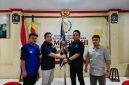 Serah terima bendera organisasi menandai pergantian kepemimpinan DPD GEMABUDHI Kalimantan Utara dalam Musyawarah Daerah (Musda) yang digelar di Tanjung Selor, Sabtu (27/6/2026). Pada forum tersebut, Hendy Darmawan resmi terpilih sebagai Ketua DPD GEMABUDHI Kalimantan Utara periode 2026–2031. Foto: Pribadi