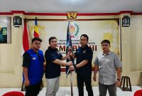 Serah terima bendera organisasi menandai pergantian kepemimpinan DPD GEMABUDHI Kalimantan Utara dalam Musyawarah Daerah (Musda) yang digelar di Tanjung Selor, Sabtu (27/6/2026). Pada forum tersebut, Hendy Darmawan resmi terpilih sebagai Ketua DPD GEMABUDHI Kalimantan Utara periode 2026–2031. Foto: Pribadi