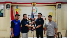 Serah terima bendera organisasi menandai pergantian kepemimpinan DPD GEMABUDHI Kalimantan Utara dalam Musyawarah Daerah (Musda) yang digelar di Tanjung Selor, Sabtu (27/6/2026). Pada forum tersebut, Hendy Darmawan resmi terpilih sebagai Ketua DPD GEMABUDHI Kalimantan Utara periode 2026–2031. Foto: Pribadi