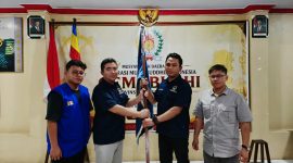 Serah terima bendera organisasi menandai pergantian kepemimpinan DPD GEMABUDHI Kalimantan Utara dalam Musyawarah Daerah (Musda) yang digelar di Tanjung Selor, Sabtu (27/6/2026). Pada forum tersebut, Hendy Darmawan resmi terpilih sebagai Ketua DPD GEMABUDHI Kalimantan Utara periode 2026–2031. Foto: Pribadi