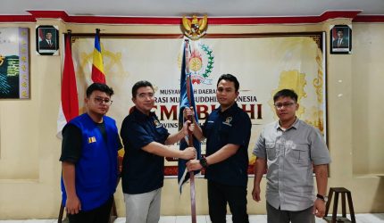 Serah terima bendera organisasi menandai pergantian kepemimpinan DPD GEMABUDHI Kalimantan Utara dalam Musyawarah Daerah (Musda) yang digelar di Tanjung Selor, Sabtu (27/6/2026). Pada forum tersebut, Hendy Darmawan resmi terpilih sebagai Ketua DPD GEMABUDHI Kalimantan Utara periode 2026–2031. Foto: Pribadi