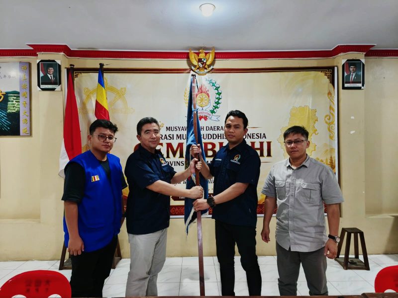 Serah terima bendera organisasi menandai pergantian kepemimpinan DPD GEMABUDHI Kalimantan Utara dalam Musyawarah Daerah (Musda) yang digelar di Tanjung Selor, Sabtu (27/6/2026). Pada forum tersebut, Hendy Darmawan resmi terpilih sebagai Ketua DPD GEMABUDHI Kalimantan Utara periode 2026–2031. Foto: Pribadi