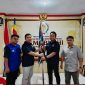 Serah terima bendera organisasi menandai pergantian kepemimpinan DPD GEMABUDHI Kalimantan Utara dalam Musyawarah Daerah (Musda) yang digelar di Tanjung Selor, Sabtu (27/6/2026). Pada forum tersebut, Hendy Darmawan resmi terpilih sebagai Ketua DPD GEMABUDHI Kalimantan Utara periode 2026–2031. Foto: Pribadi
