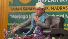 Pimpinan Pondok Pesantren Nurul Huda, Drs. KH. Abdul Aziz, juga menyampaikan pesan kepada para santri dalam puncak Milad ke-43 Pondok Pesantren Nurul Huda Yaspin Sukabumi, Kamis (25/6/2026). Foto: Tim Media Pesantren Nurul Huda
