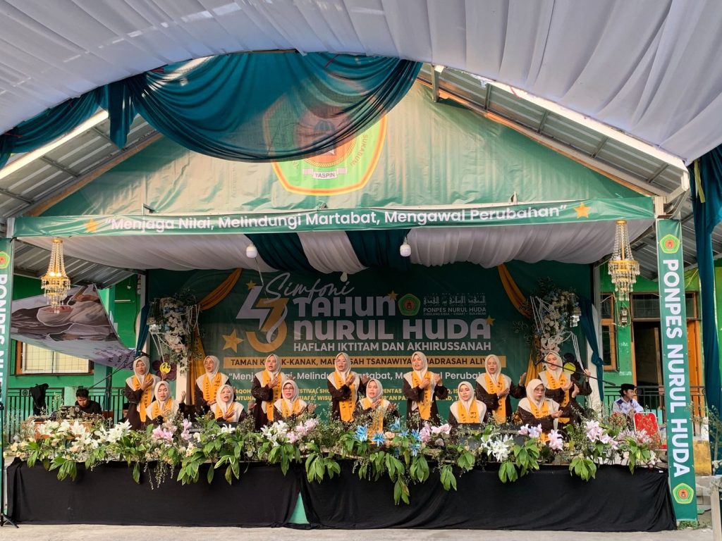 Penampilan grup Festival Shalawat Batch IX memeriahkan rangkaian Simfoni Milad ke-43 Pondok Pesantren Nurul Huda Yaspin Sukabumi. Foto: Tim Media Pesantren Nurul Huda