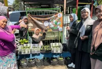 Dokumentasi pemasangan banner pada UMKM 