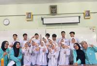 Foto bersama Tim Teman Riset dengan para siswa(Doc. Pribadi.)